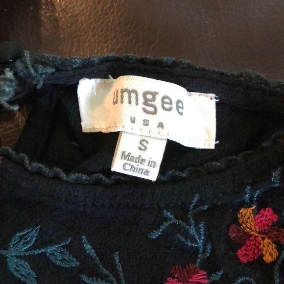 Gentle used tank with beautiful flower design. - Picture 3 of 4